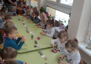 Dzieci w trakcie warsztatów mydlarskich